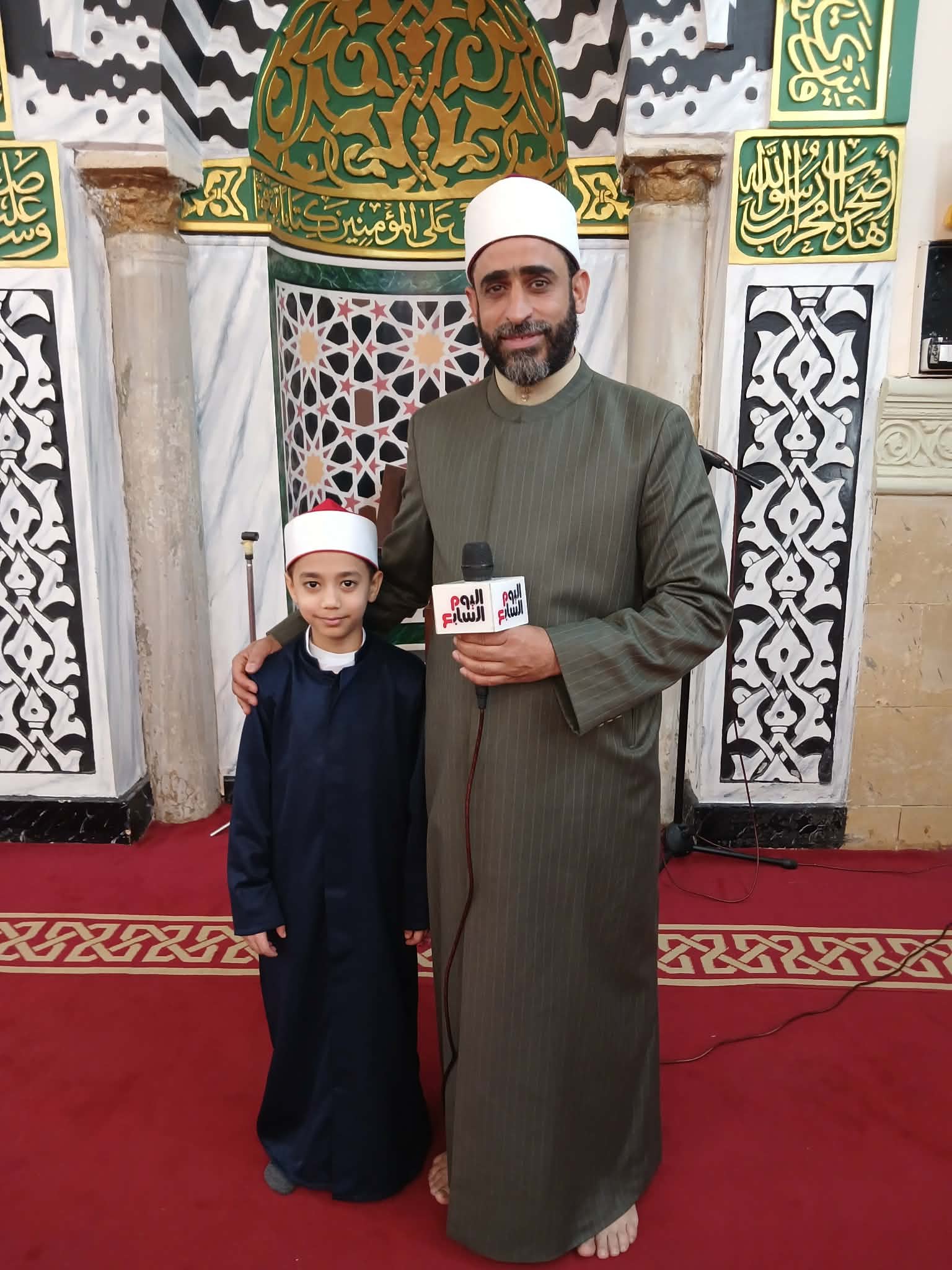 امام وخطيب المسجد مع الطفل