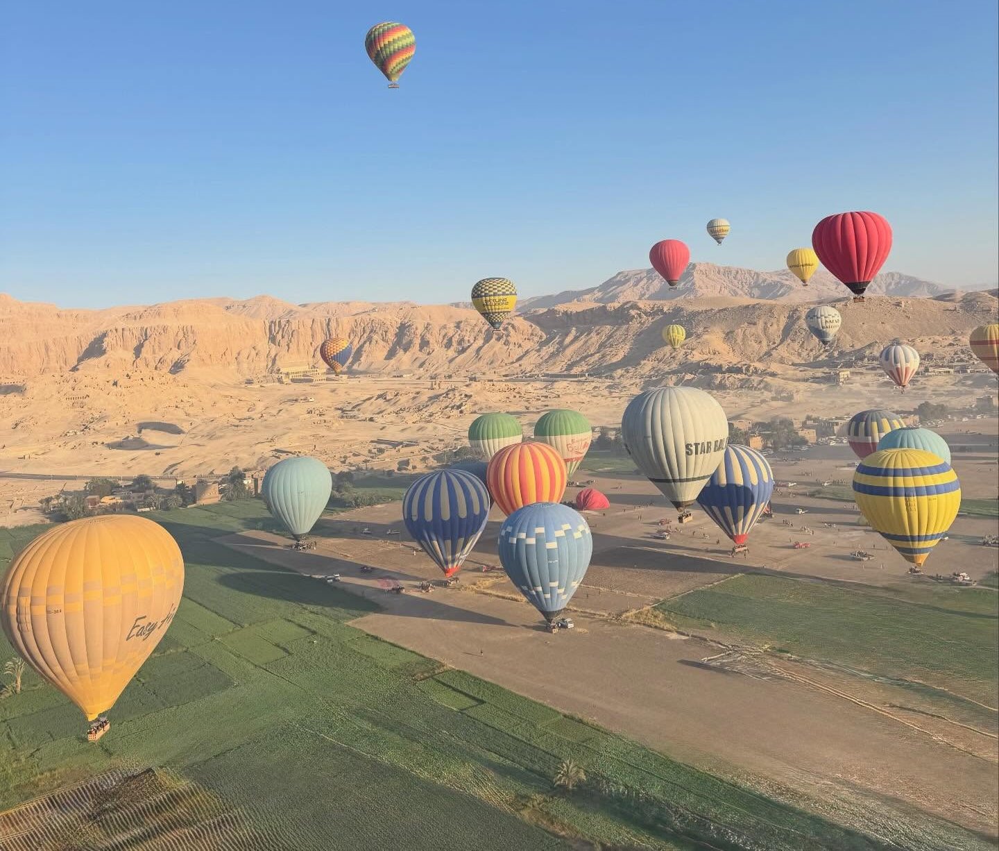 لحظات إقلاع رحلات البالون الطائر فى غرب الأقصر