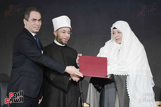 نجله الشيخ محمود خليل الحصرى تتسلم التكريم