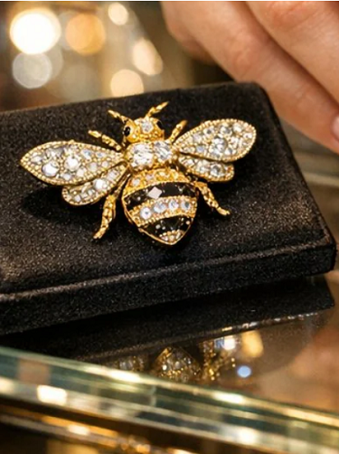 بروش على شكل نحلة