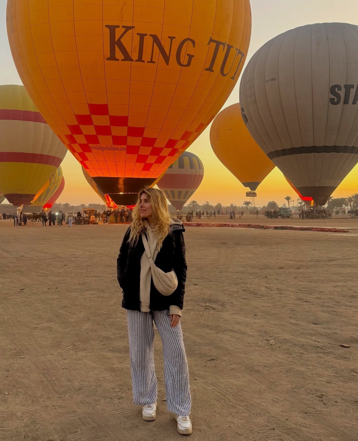 سائحة تستمتع فى قلب رحلة البالون الطائر بالأقصر