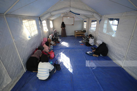 فصل دراسى داخل خيمة موقتة