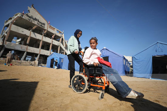 طفلة مصابة تذهب الى المدرسة