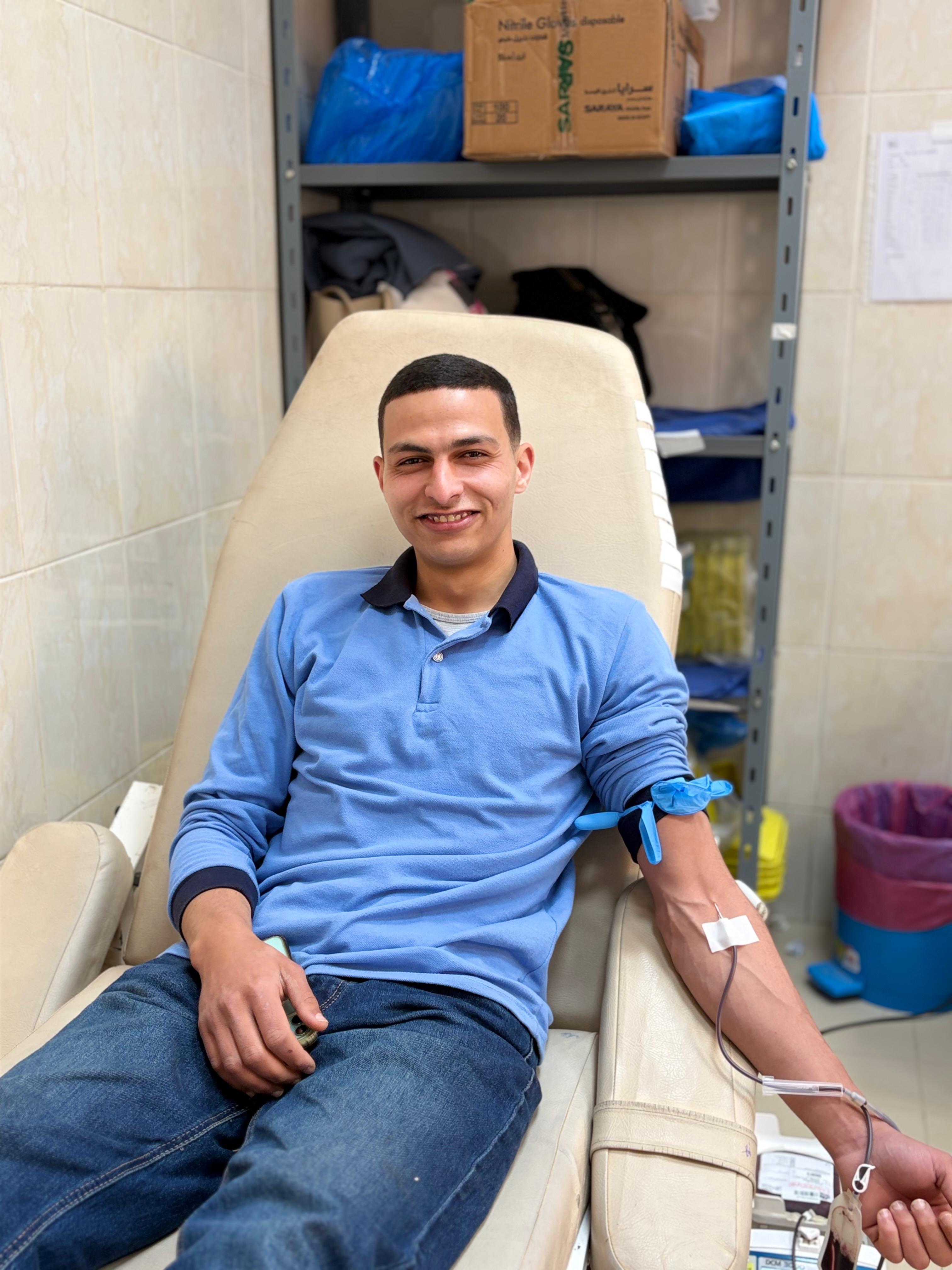 طالب يتبرع بدمه بمستشفى جامعة كفر الشيخ طالب يتبرع بدمه بمستشفى جامعة كفر الشيخ
