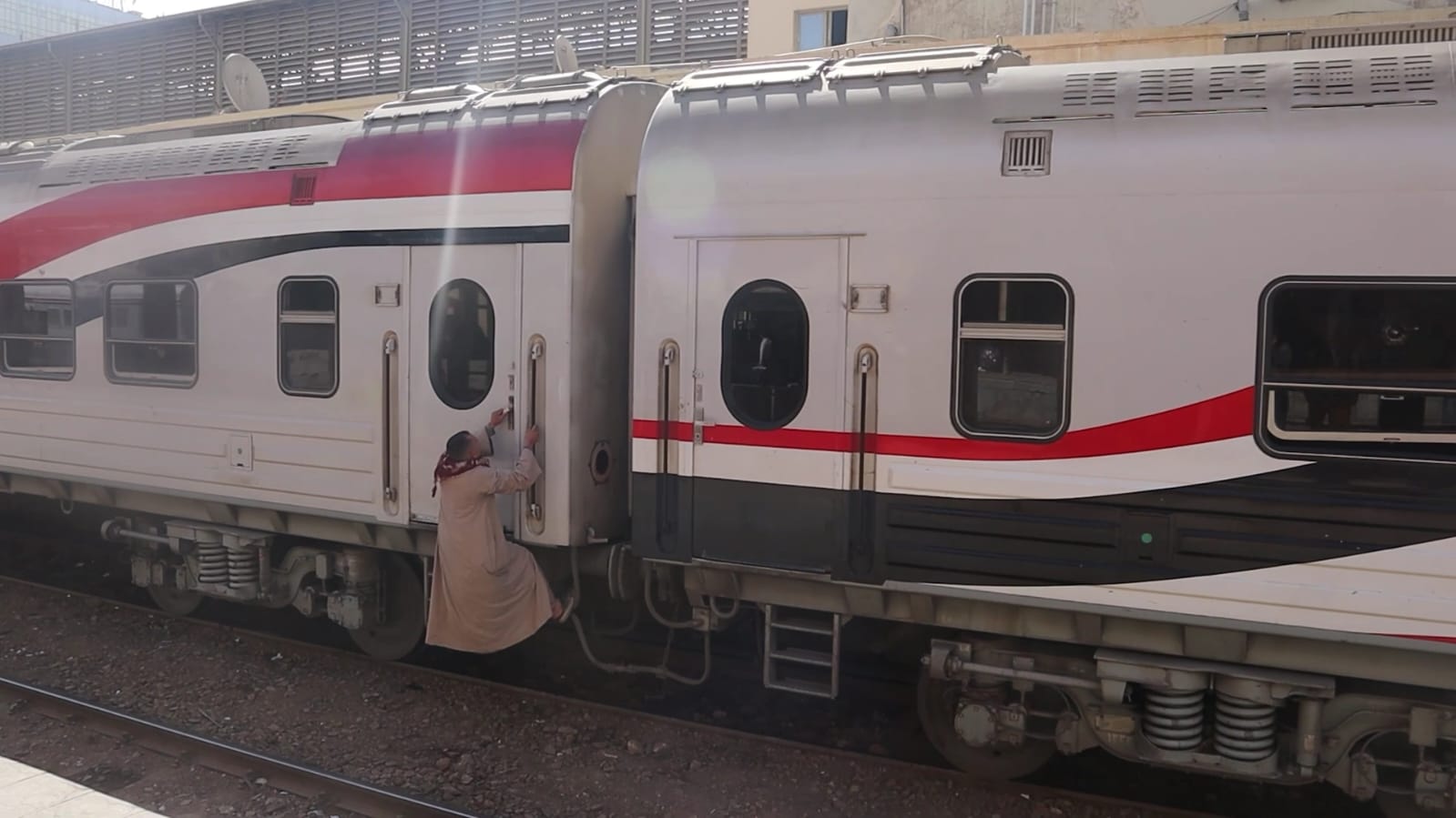 السلوكيات السلبية فى القطارات (3)