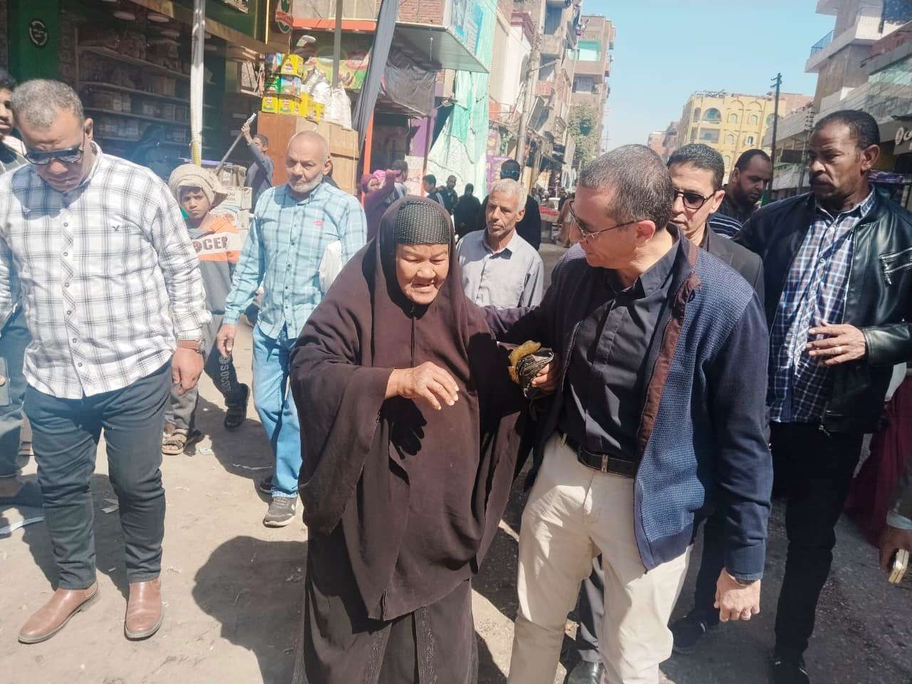 محافظ أسوان مع المواطنين محافظ أسوان مع المواطنين