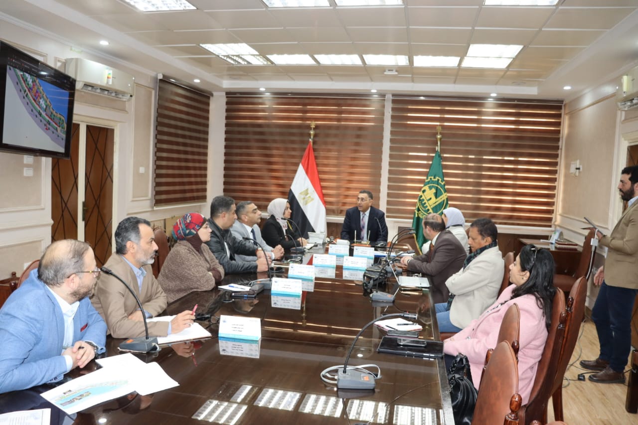 محافظ القليوبية خلال الاجتماع