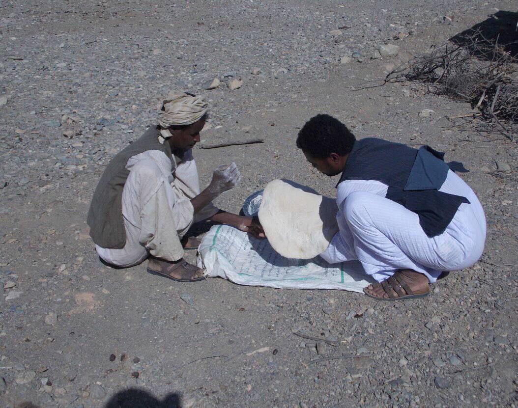 عجن الماء. الدقيق لتجهيز الجابورى