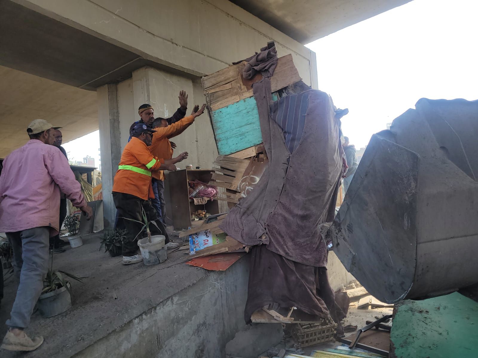 رفع الإشغالات من أسفل الكباري رفع الإشغالات من أسفل الكباري