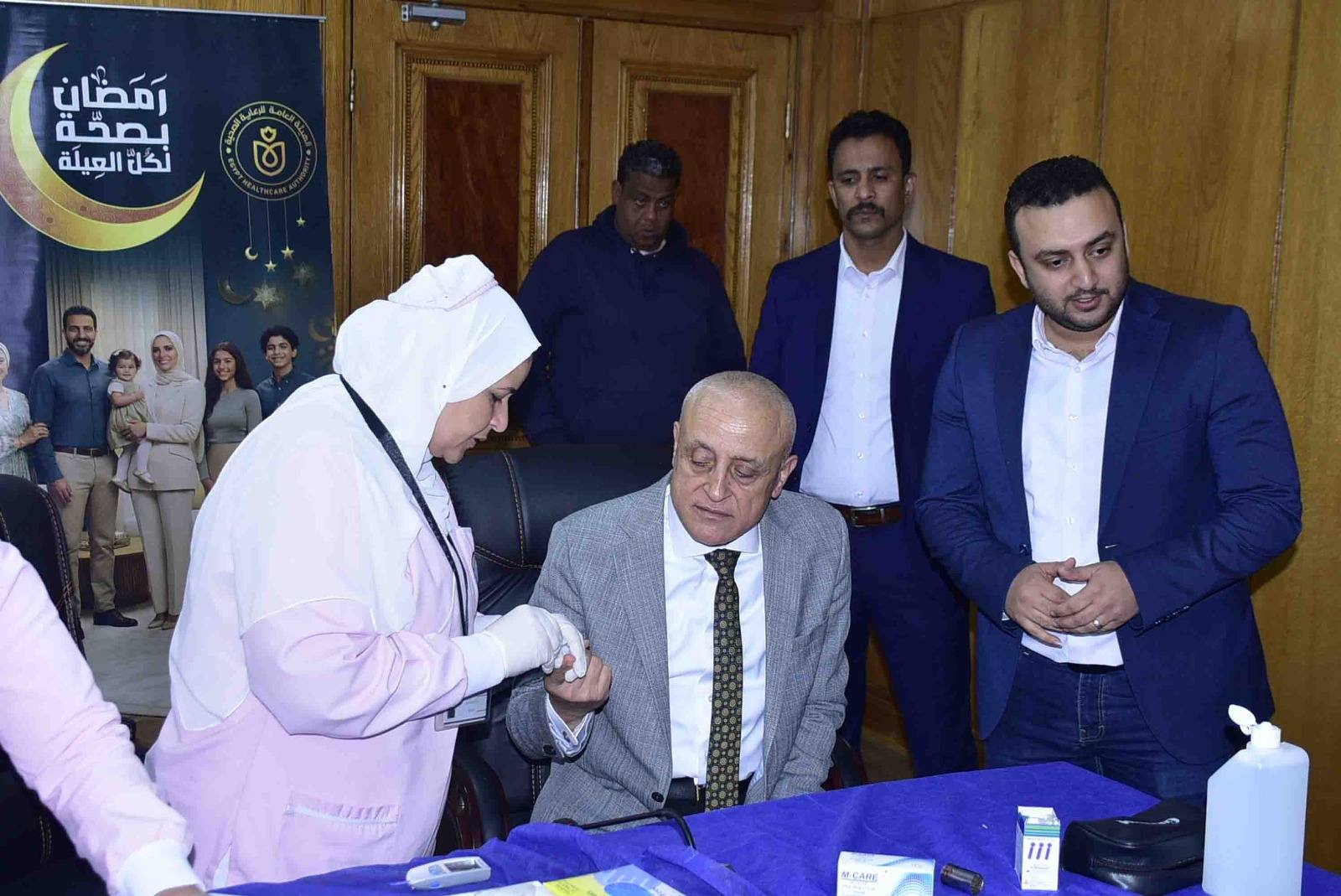 المحافظ يؤكد على حرص الدولة على وصول الخدمات الصحية للجميع