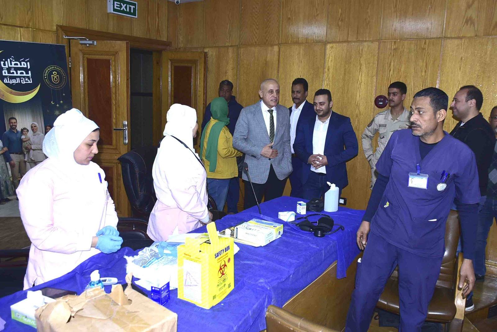 محافظ الأقصر يتفقد قافلة رمضان بصحة لكل العيلة بديوان عام المحافظة