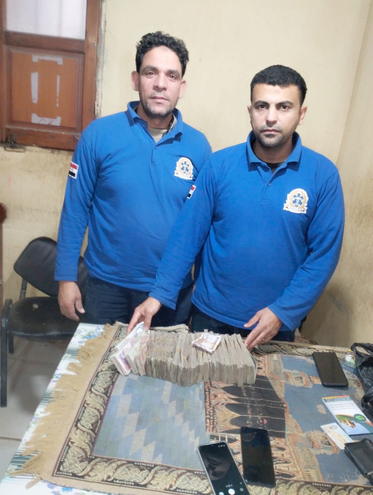 مسعف وزميله ينقذان مصاب في حادث ويسلمان مبلغ 140 الف جنيه مسعف وزميله ينقذان مصاب في حادث ويسلمان مبلغ 140 الف جنيه