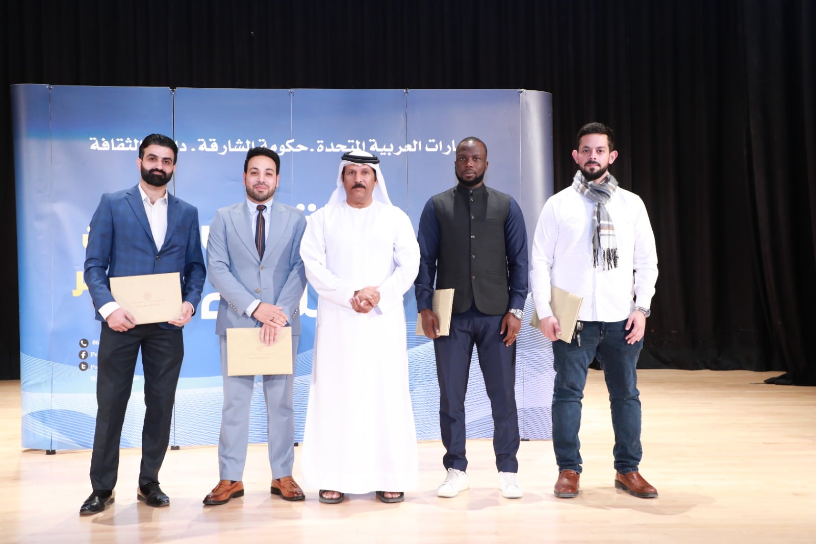 الشاعر محمد البريكى يكرم الشعراء الشاعر محمد البريكى يكرم الشعراء