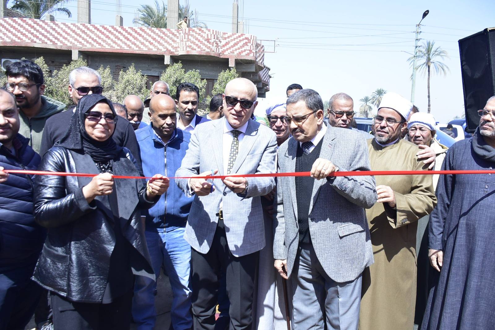 محافظ الأقصر يفتتح مشروع الصرف الصحي بقرية العشي محافظ الأقصر يفتتح مشروع الصرف الصحي بقرية العشي