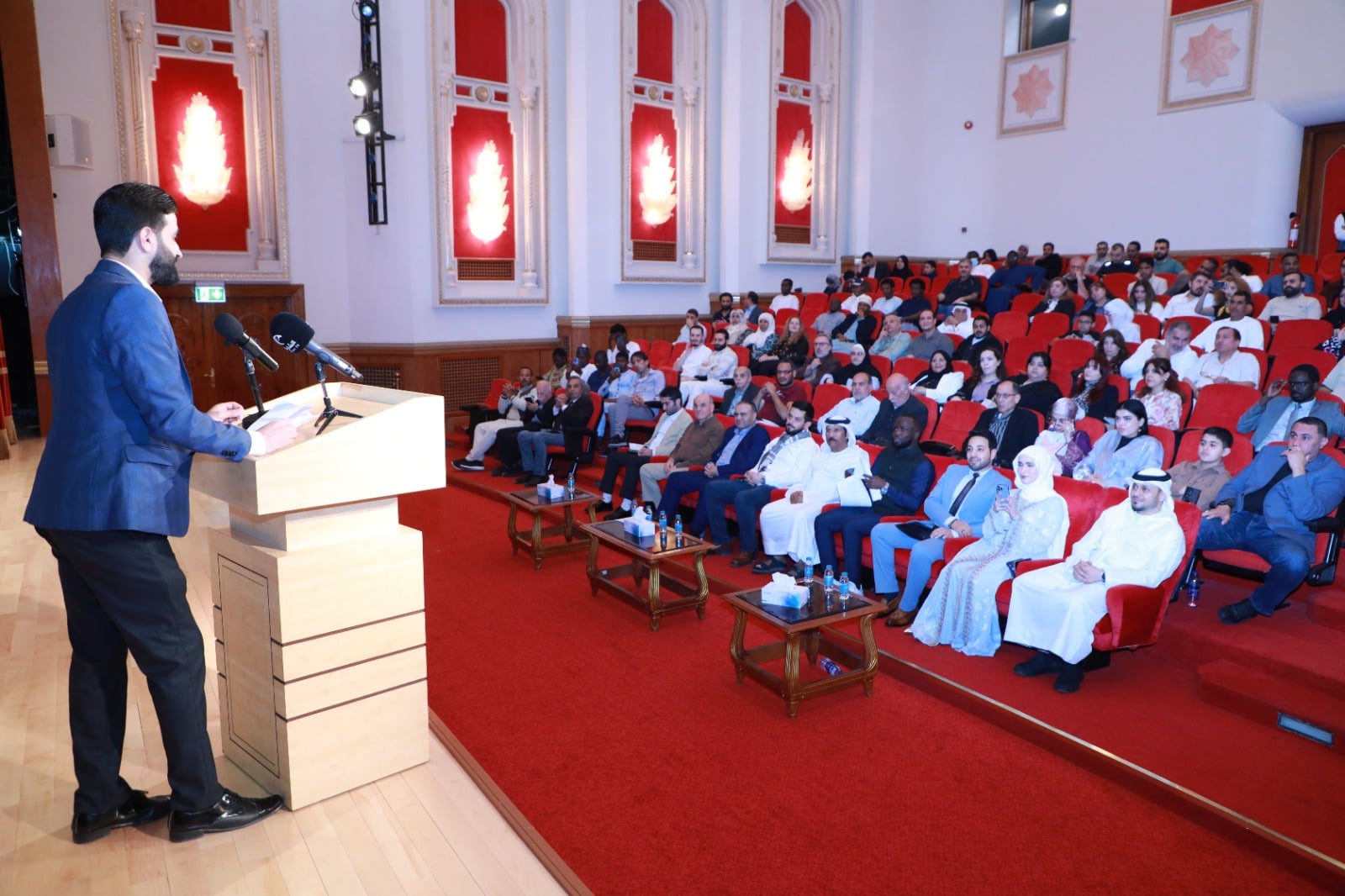 خلال الأمسية الشعرية خلال الأمسية الشعرية