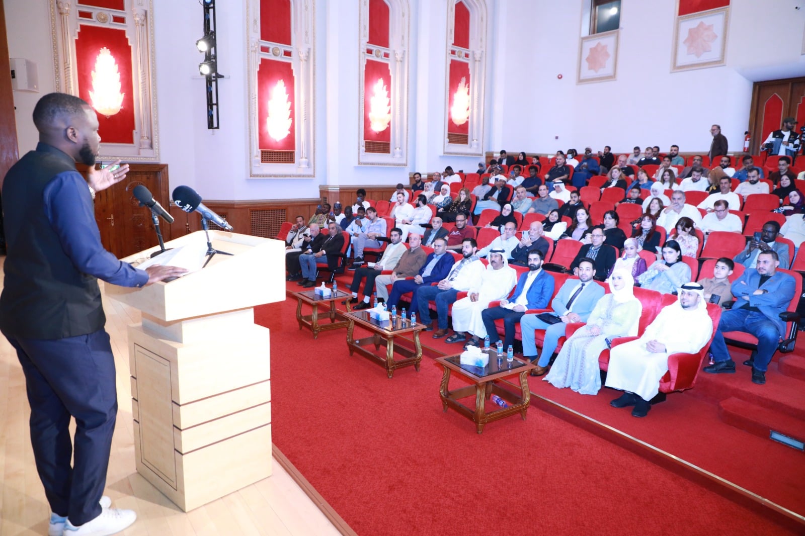 جانب من الأمسية الشعرية جانب من الأمسية الشعرية