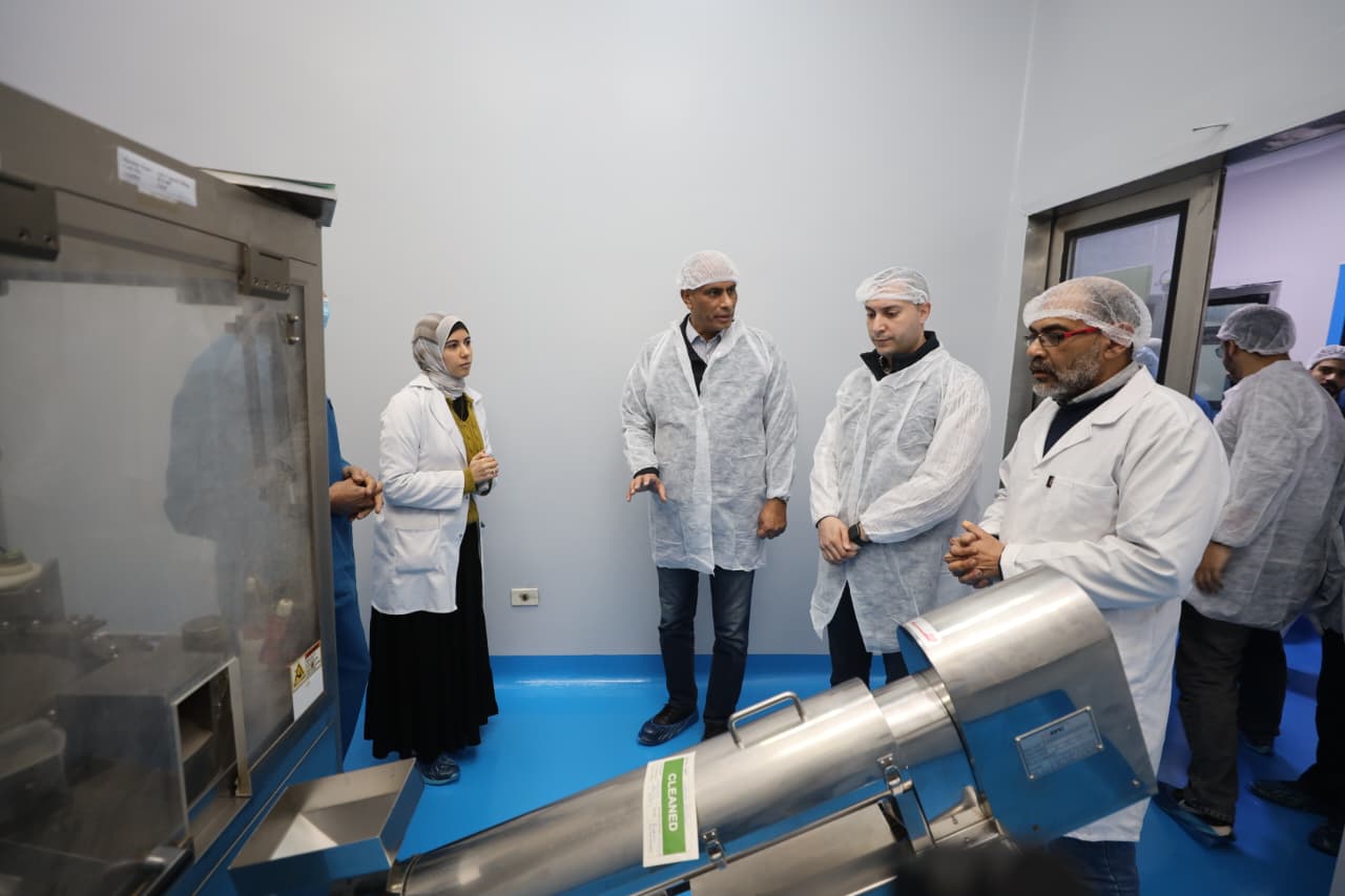 جانب من تفقد المحافظ لمصنع الادويى