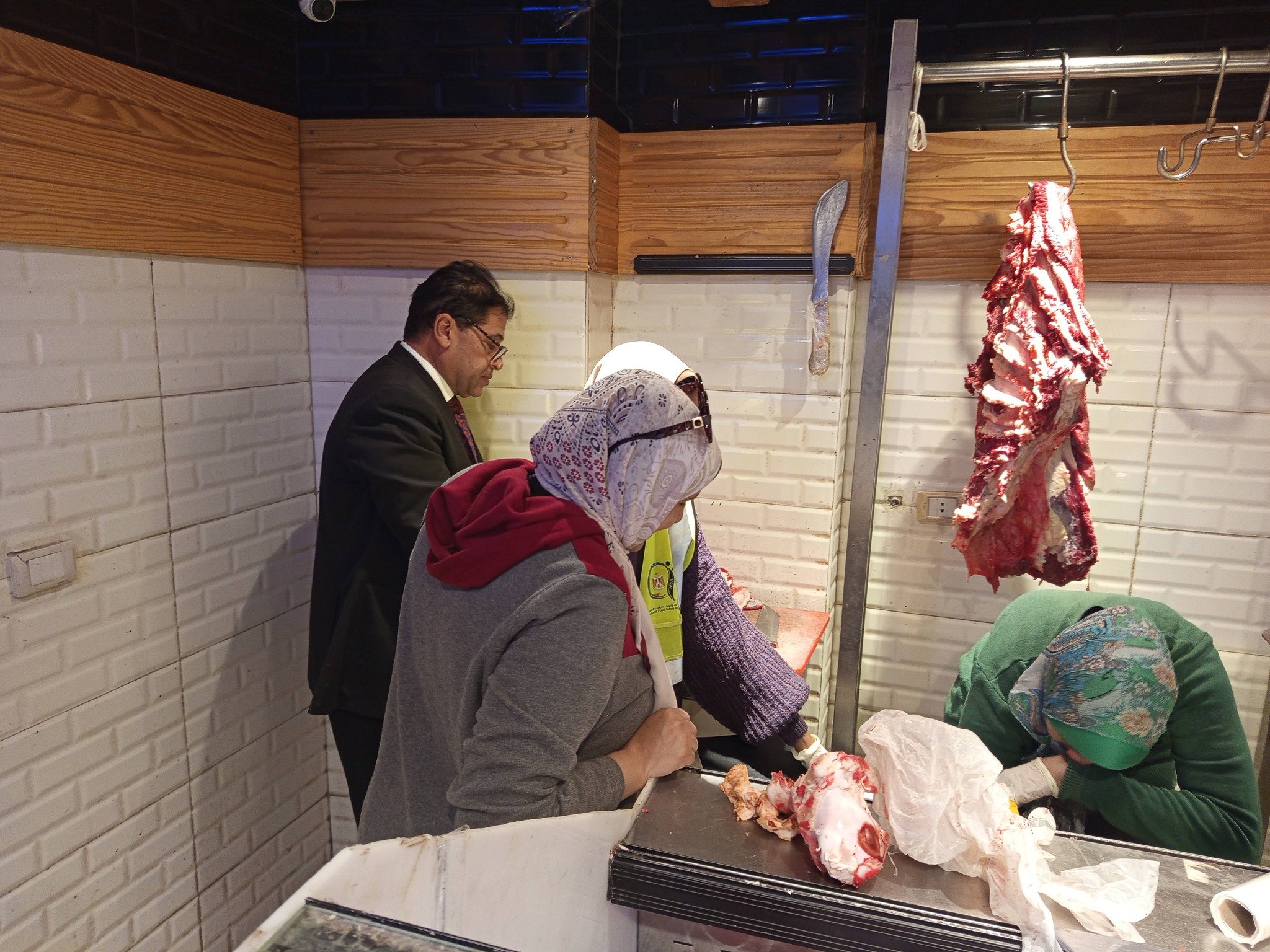 ضبط 50 كيلو لحوم وكبدة ومفروم وبط منتهية الصلاحية في أحد الهايبرات