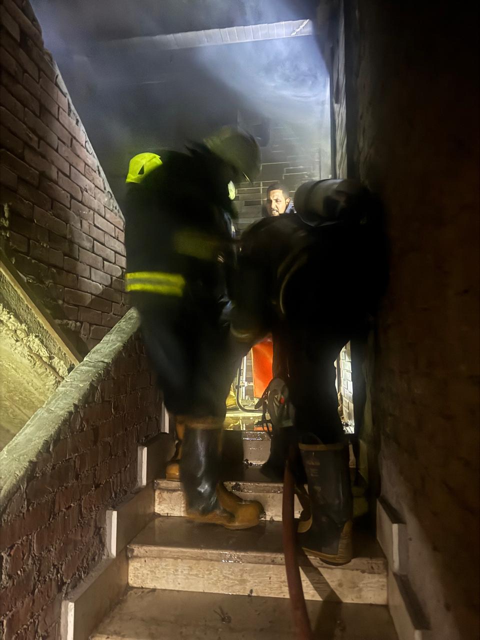 إنقاذ شخص محتجز بحريق شقة سكنية في حلوان (1)