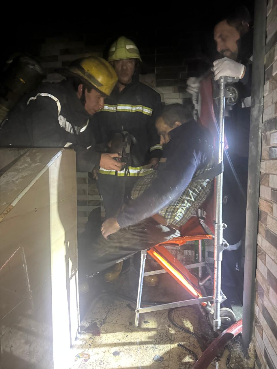 إنقاذ شخص محتجز بحريق شقة سكنية في حلوان (2)