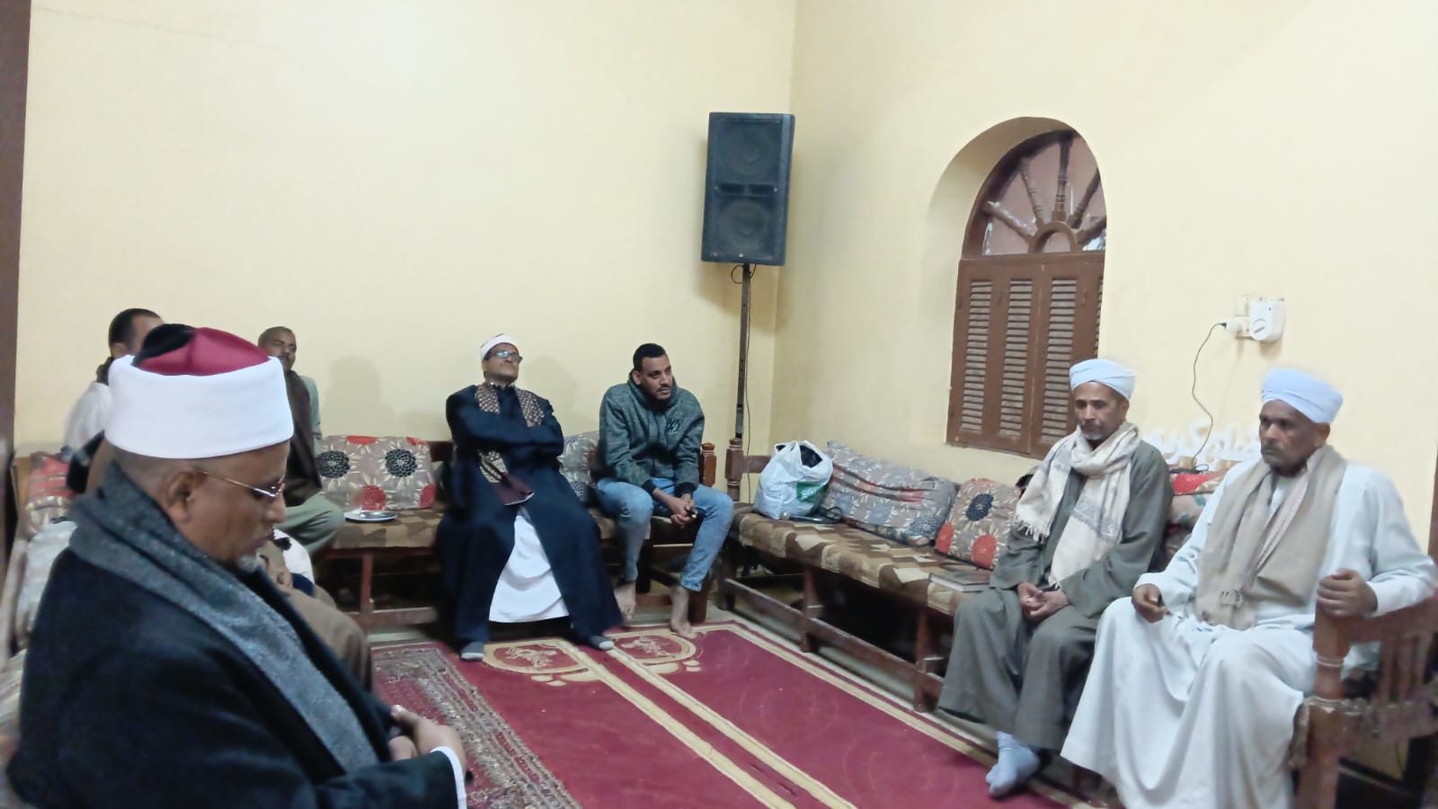 القراء ورجال الأزهر داخل منزل الشيخ علي ربيع السلواوي (5)