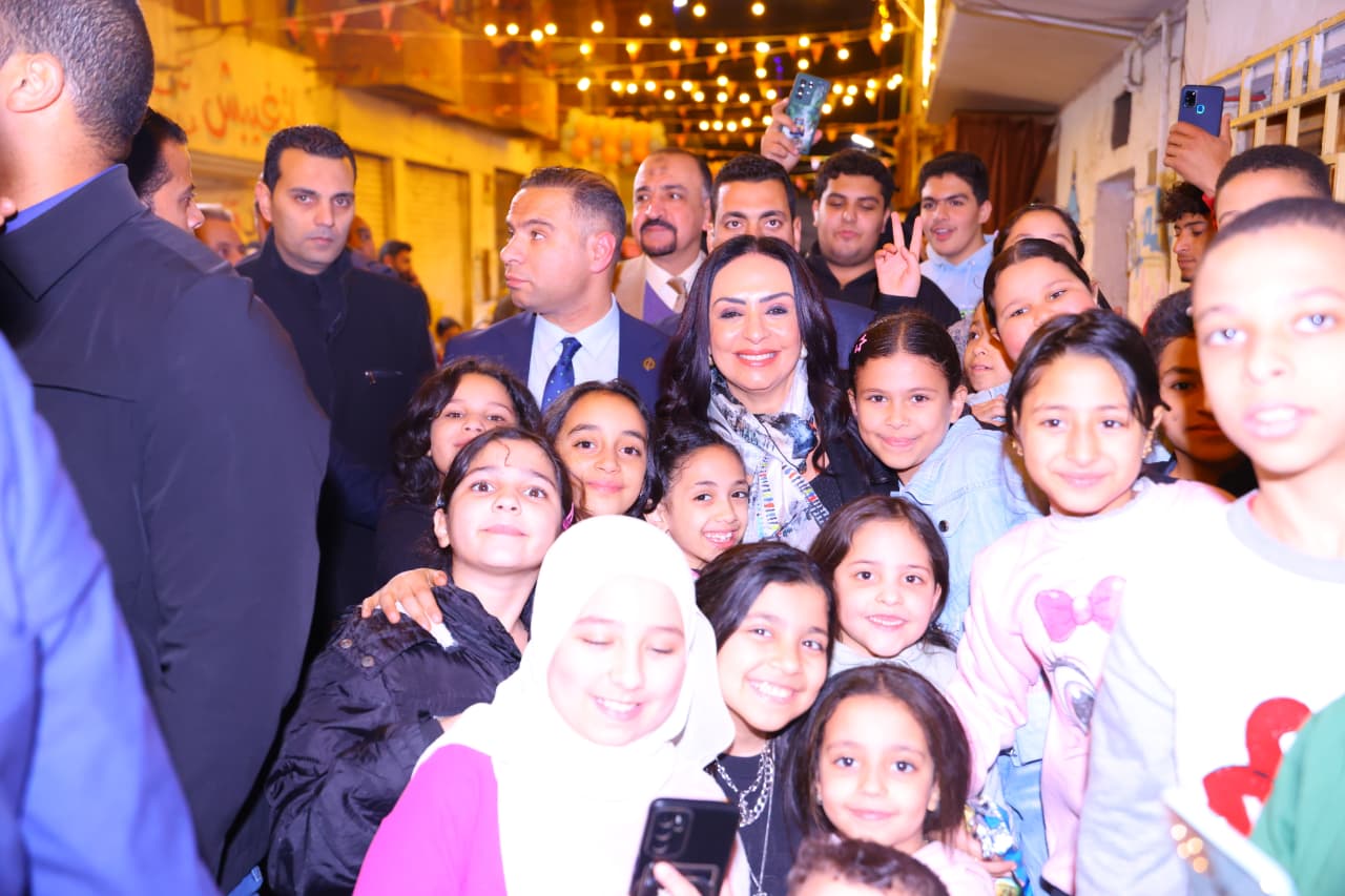 وزيرة التضامن الاجتماعى مع فتيات المطرية وزيرة التضامن الاجتماعى مع فتيات المطرية