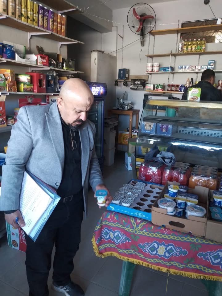 أثناء المرور علي المحلات التجارية