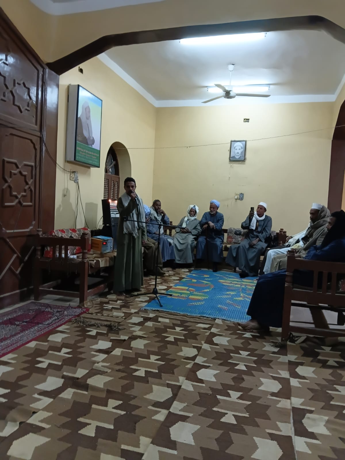 القراء ورجال الأزهر داخل منزل الشيخ علي ربيع السلواوي (9)