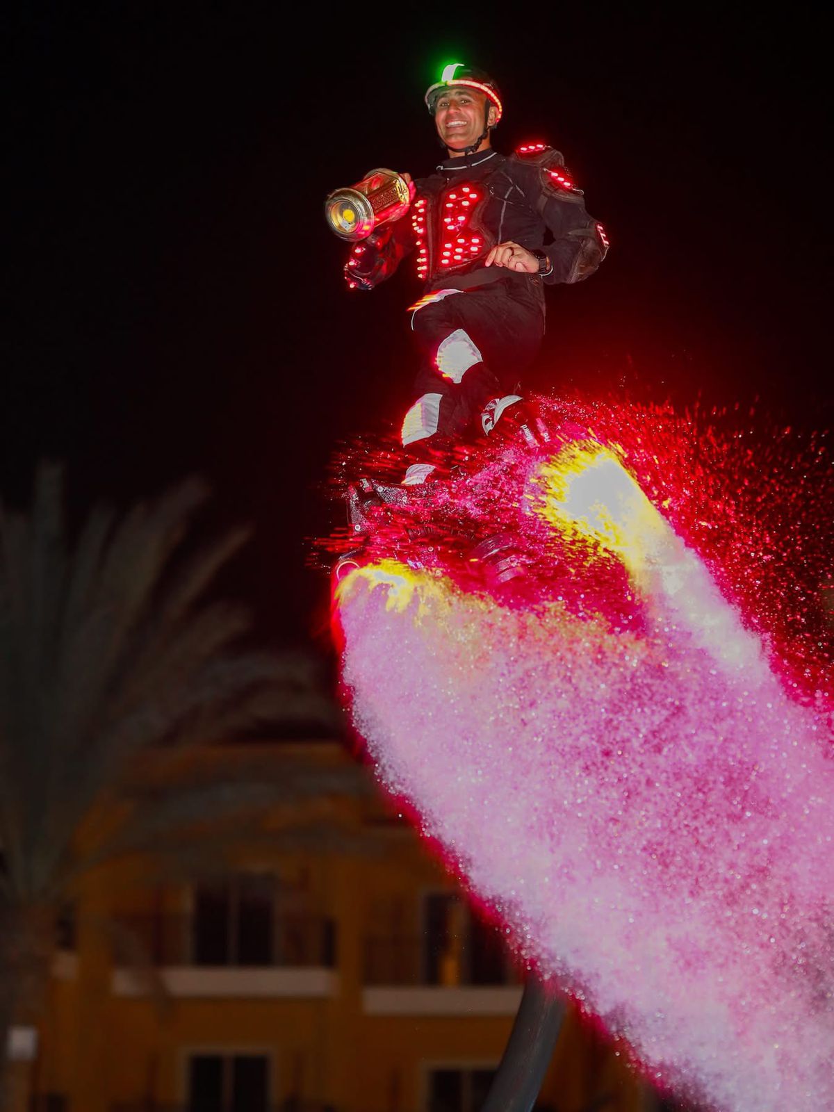 يحتفل بشهر رمضان