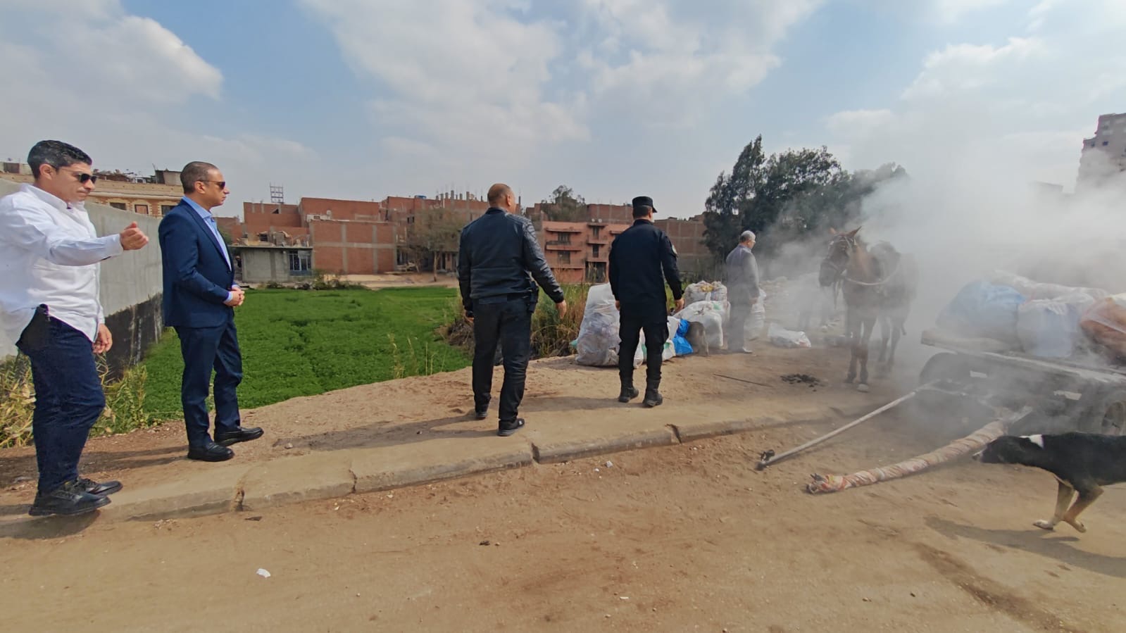 جانب من عمليات حرق المخلفات