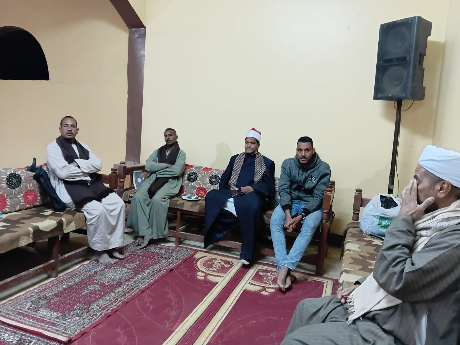 القراء ورجال الأزهر داخل منزل الشيخ علي ربيع السلواوي (2)