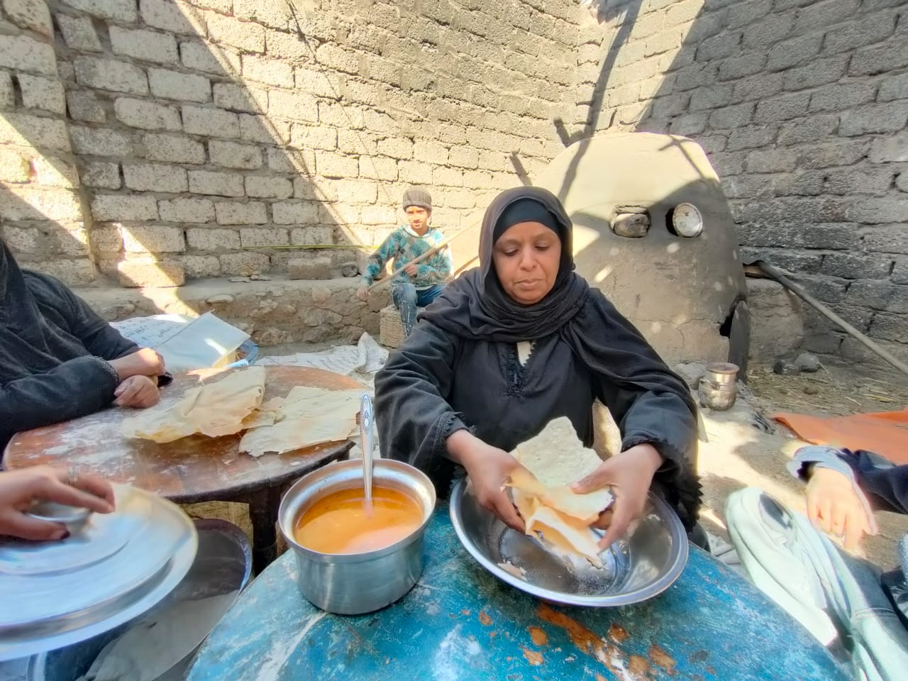 تجهيز أكلة الفطير بعد عمله فى الفرن البلدى