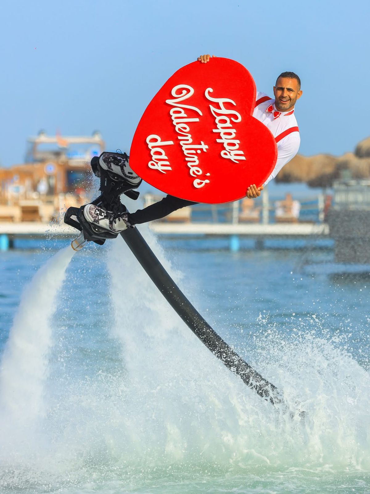 لاعب الفلاى بورد فى عيد الحب