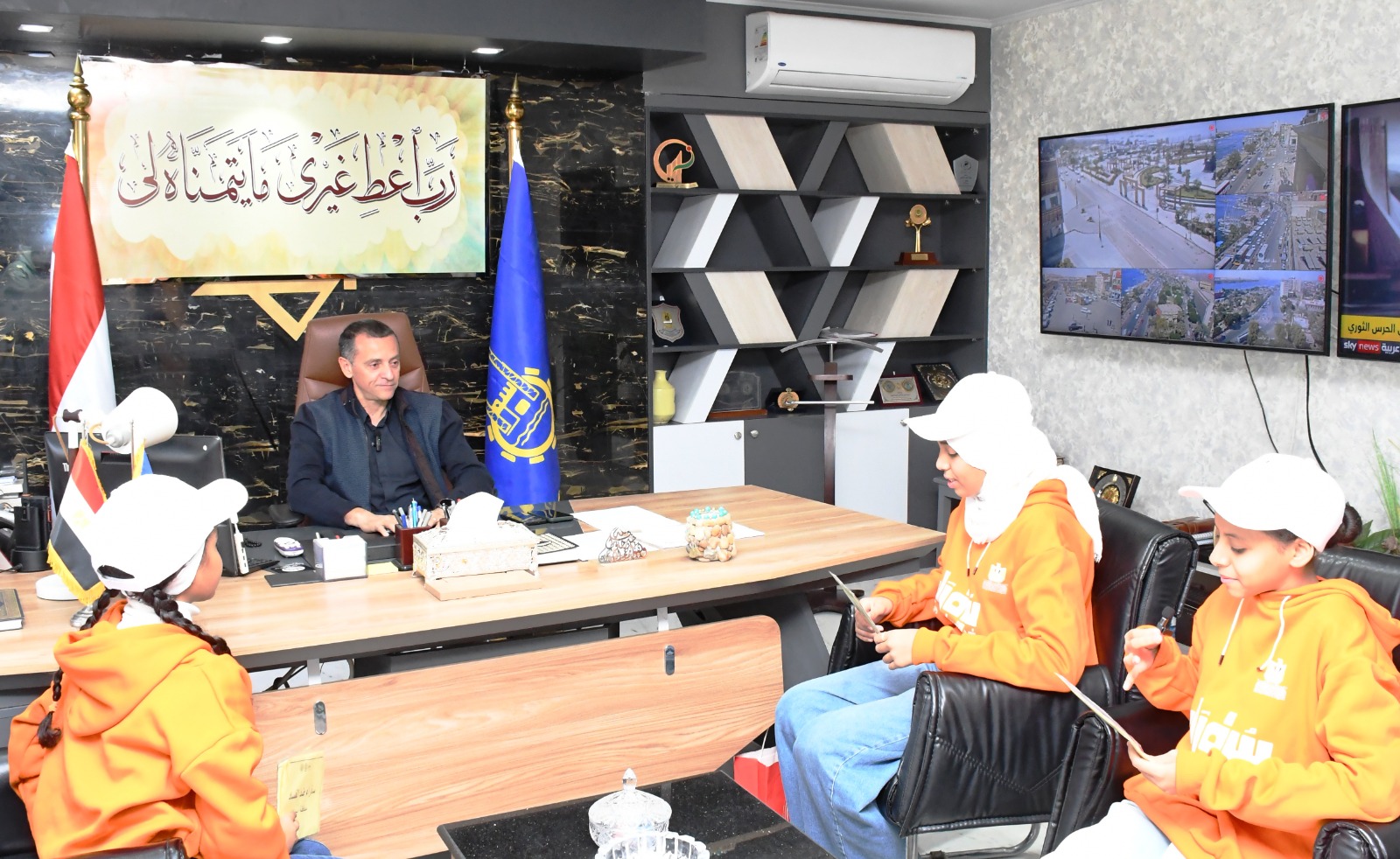 محافظ أسوان مع شباب المبادرة