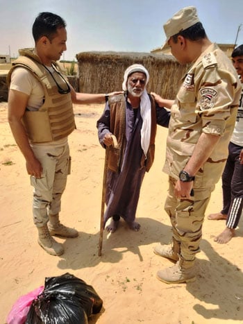 رجال القوات المسلحة مع شيوخ سيناء