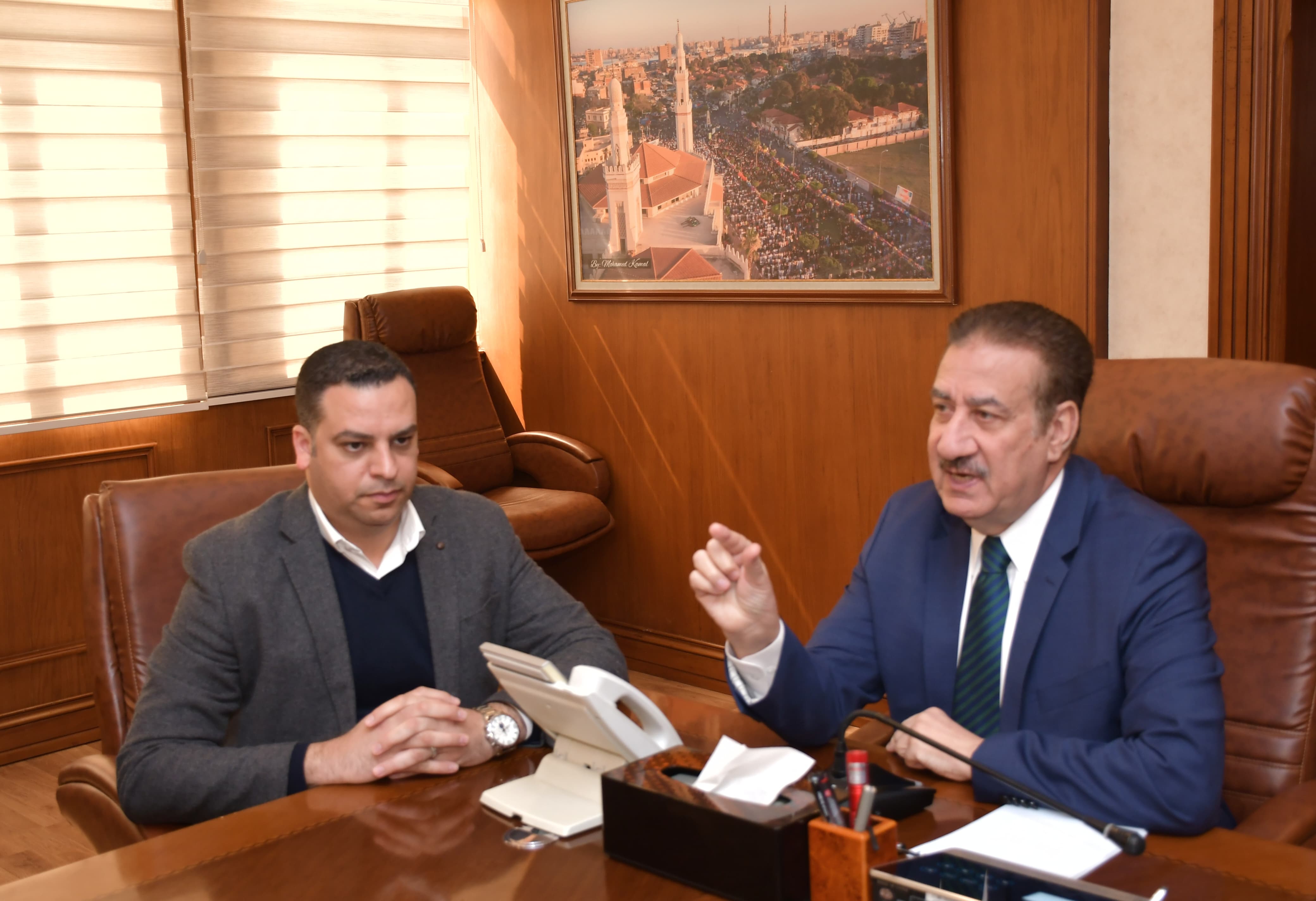 المحافظ والنائب في الاجتماع