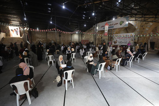 جلسة التلاوة وسط ركام مسجد العمرى