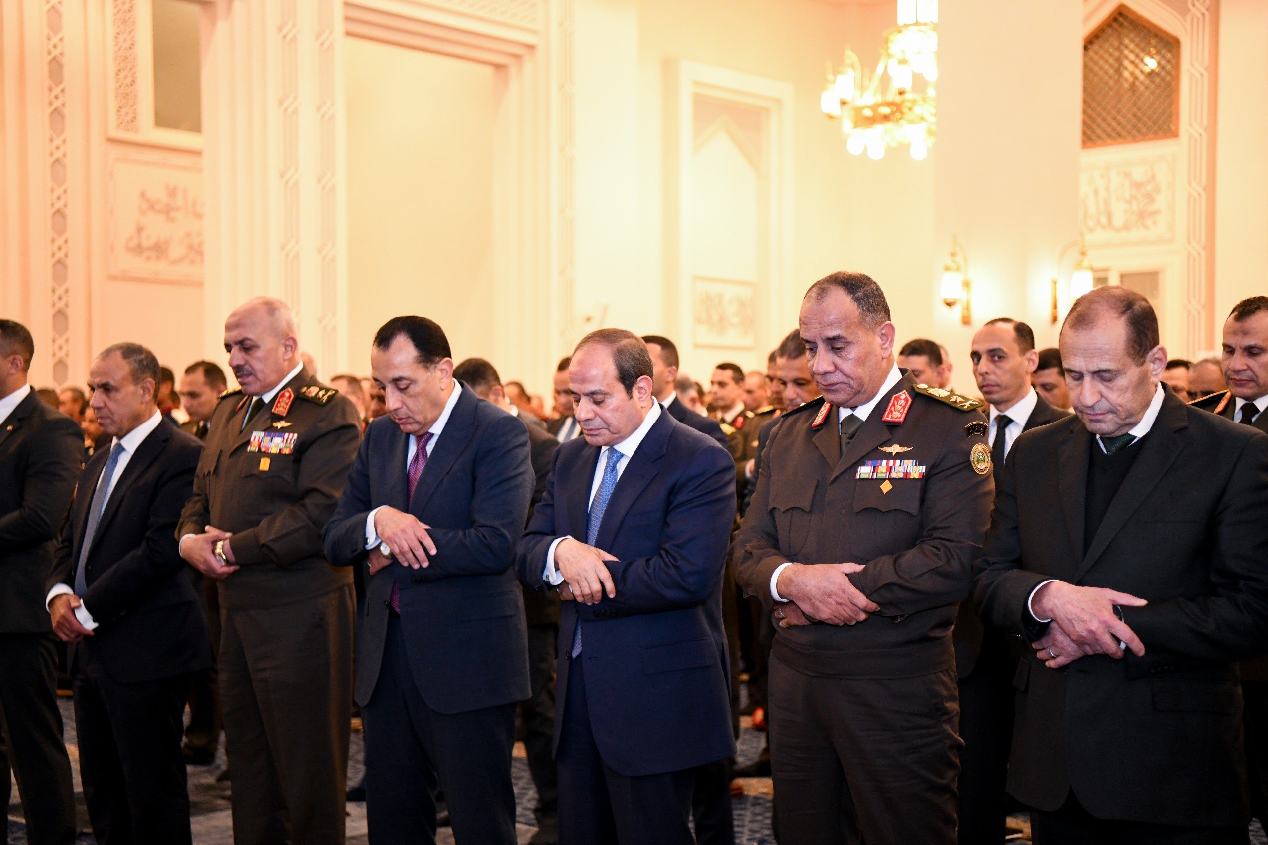 الرئيس السيسى يؤدى صلاة التراويح بالأكاديمية العسكرية (2)