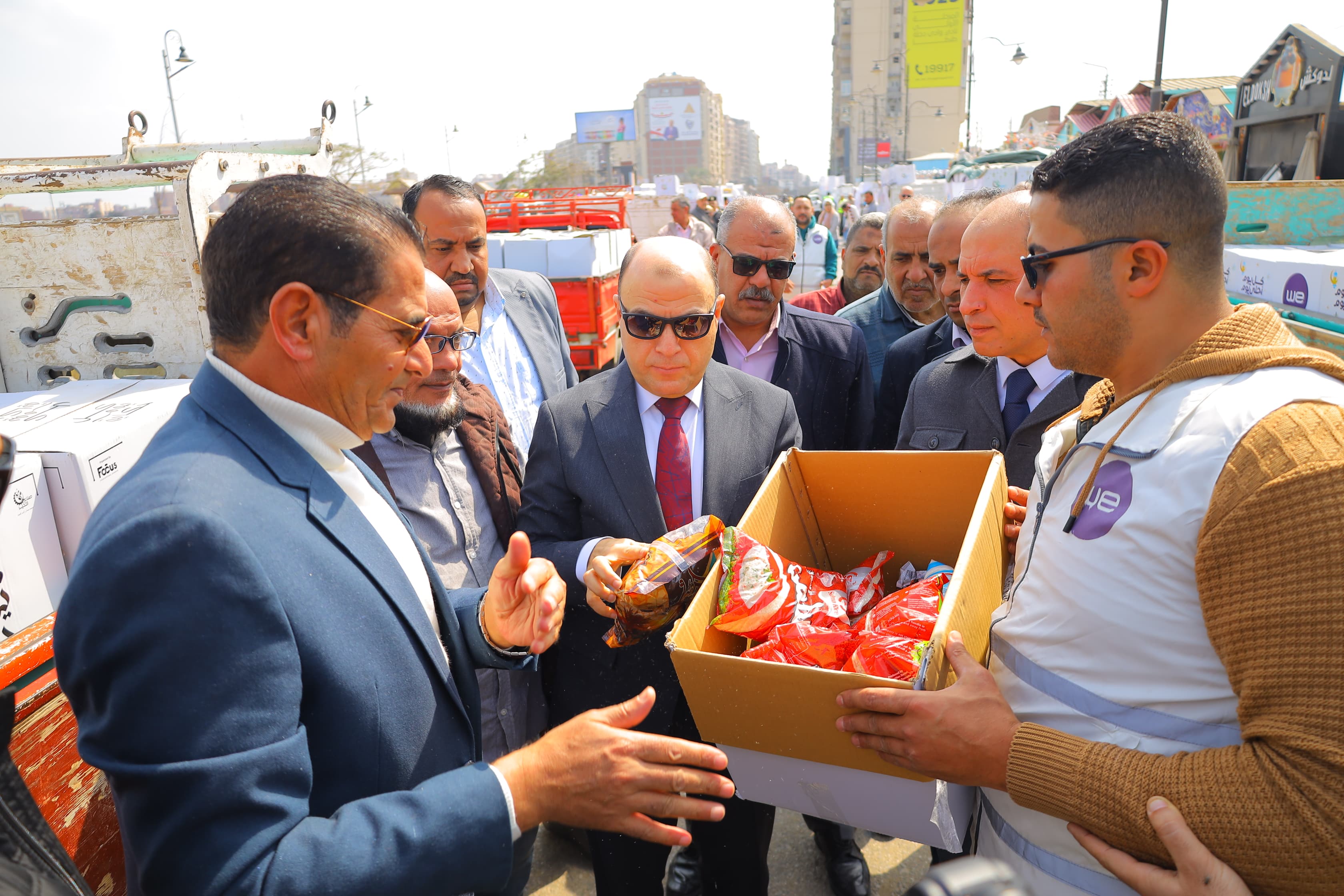 صناع الخير عضو التحالف الوطنى تنظم اصطفافا لآلاف الكراتين الغذائية بالغربية  (1)