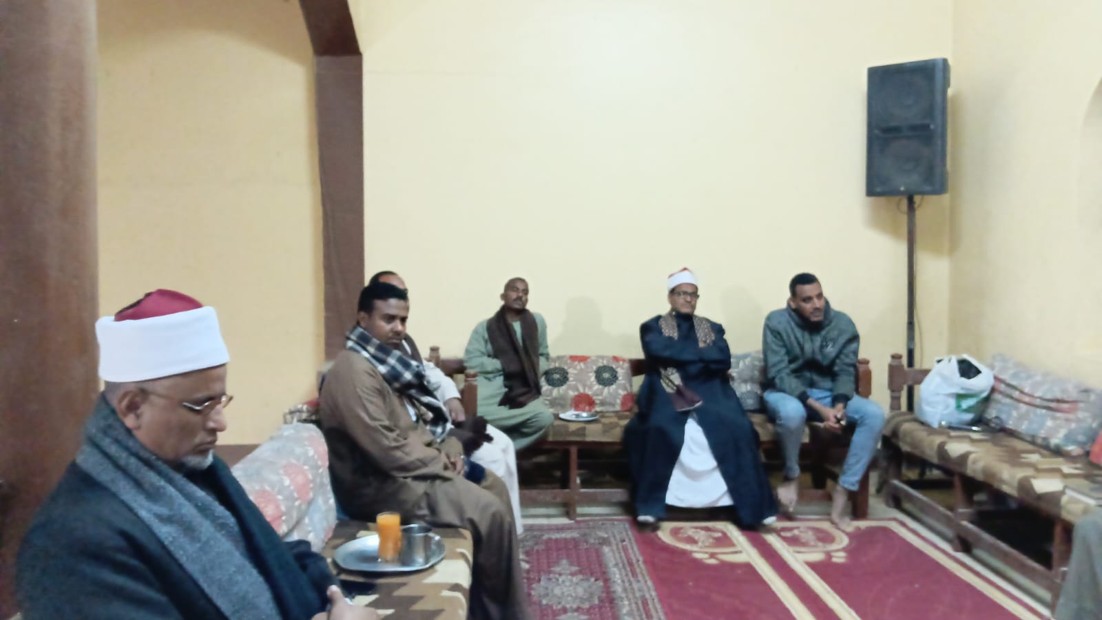القراء ورجال الأزهر داخل منزل الشيخ علي ربيع السلواوي (1)