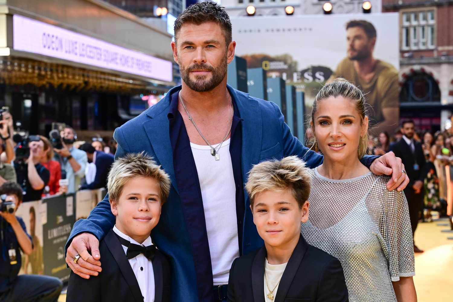 كريس هيمسوورث  وابنائه