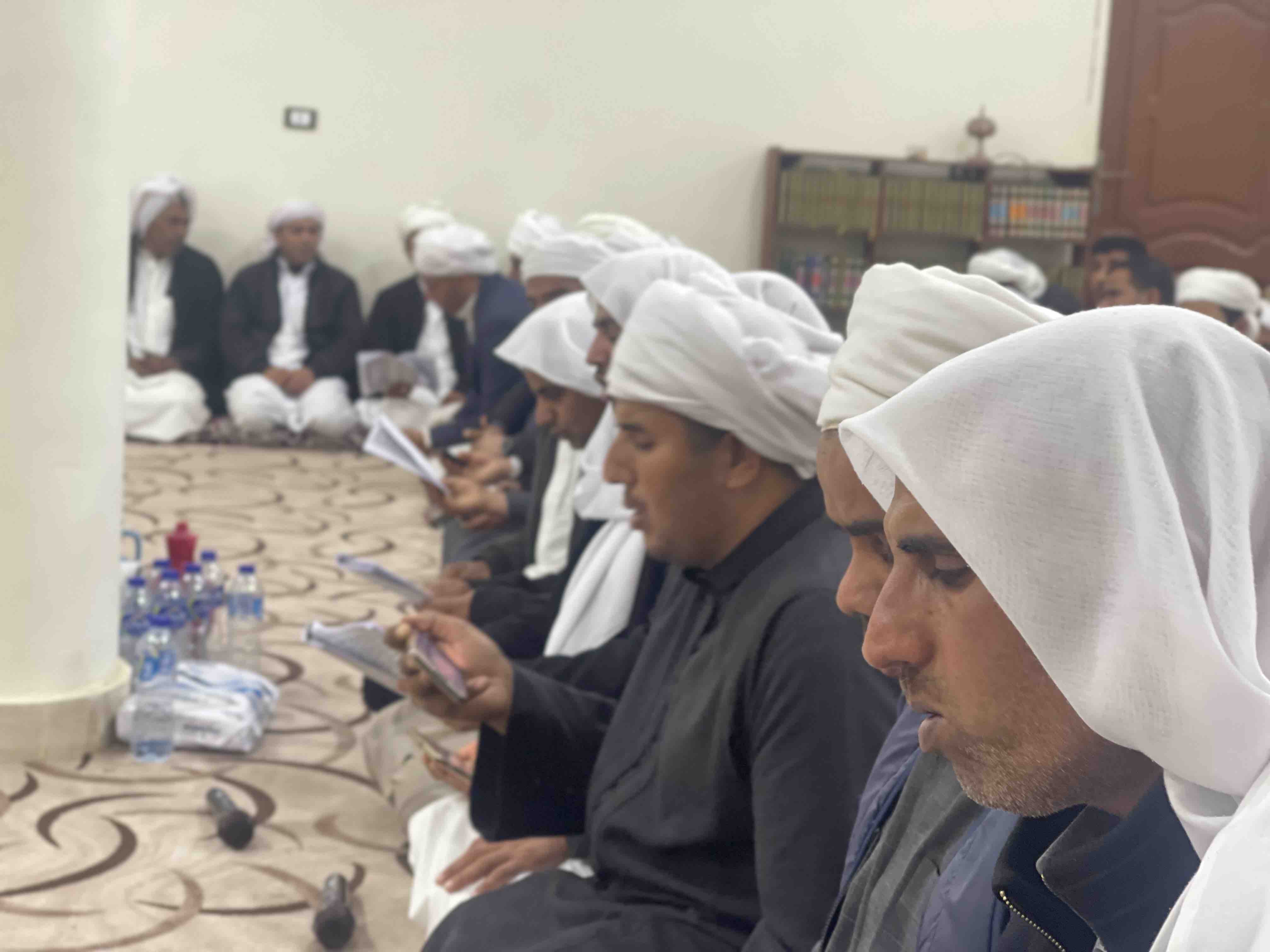 اثناء قراءة البردة