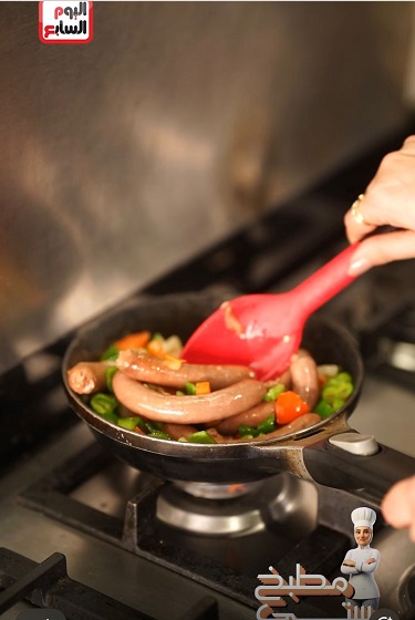طريقة عمل طاجن السجق بالخضار