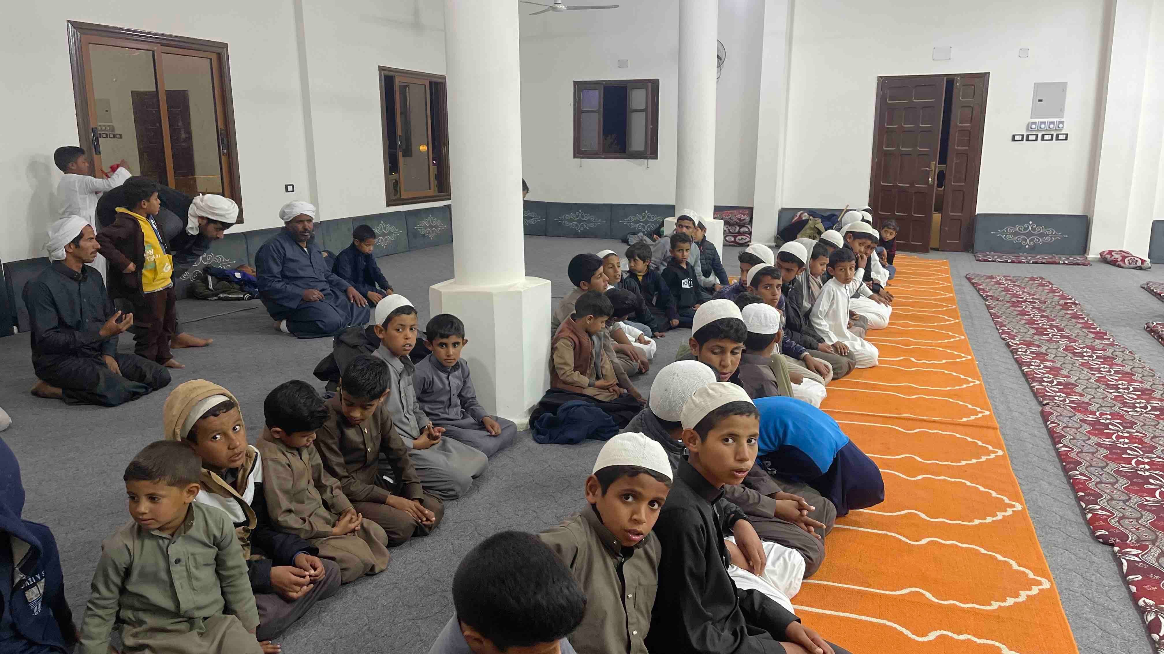 أشبال يجلسون للتعلم من الكبار 