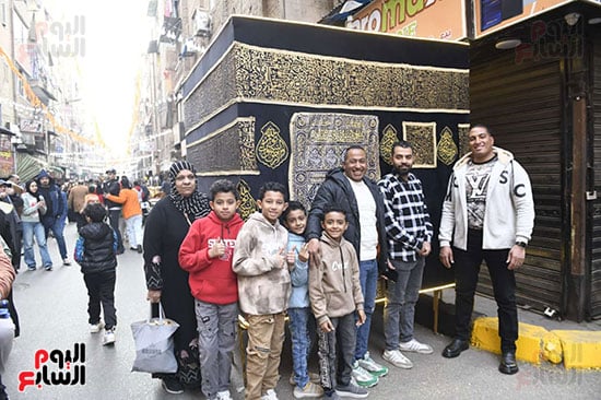 التقاط الصور حول مجسم للكعبة