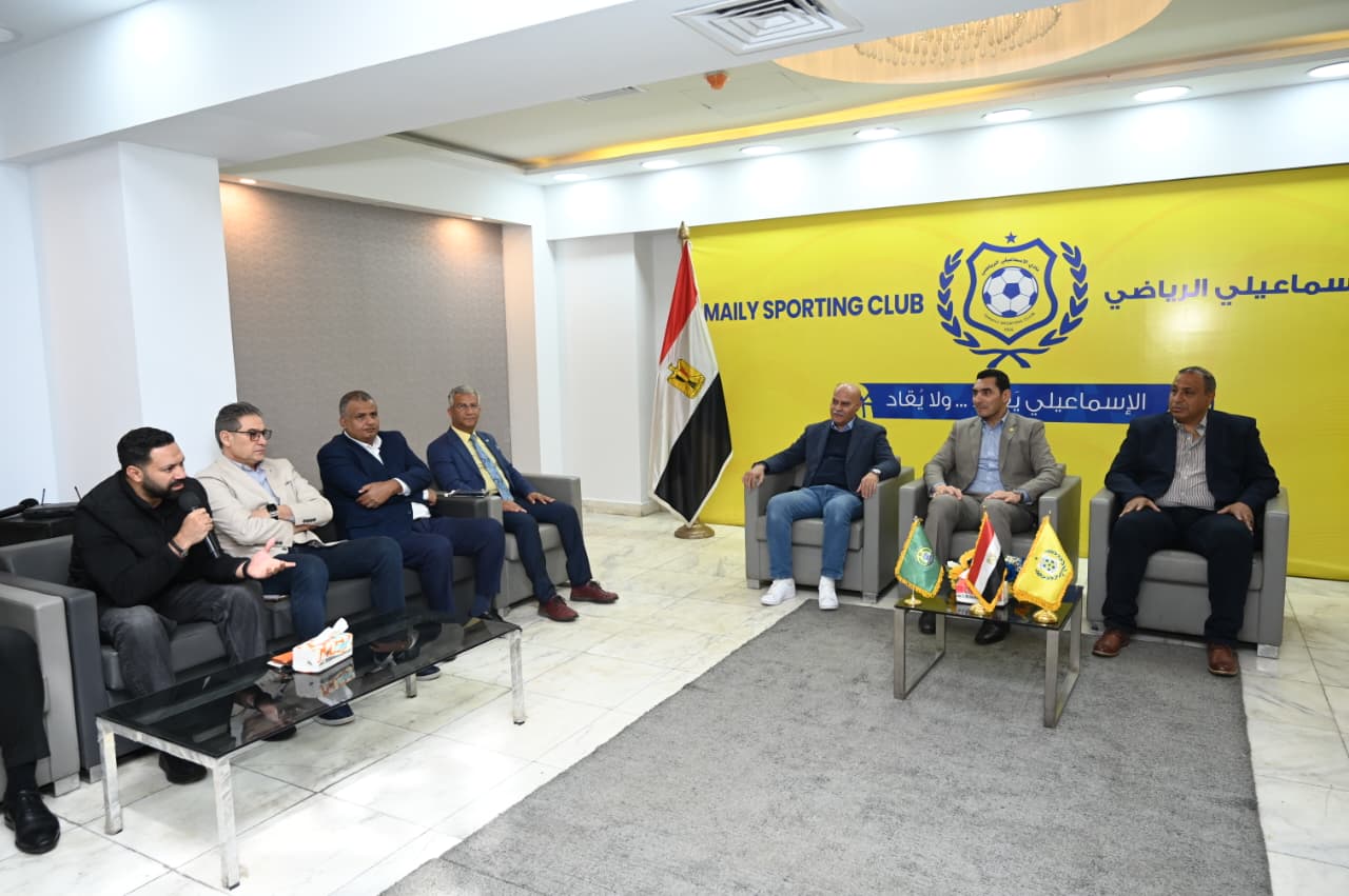 وزير الرياضة مع مجلس الاسماعيلي