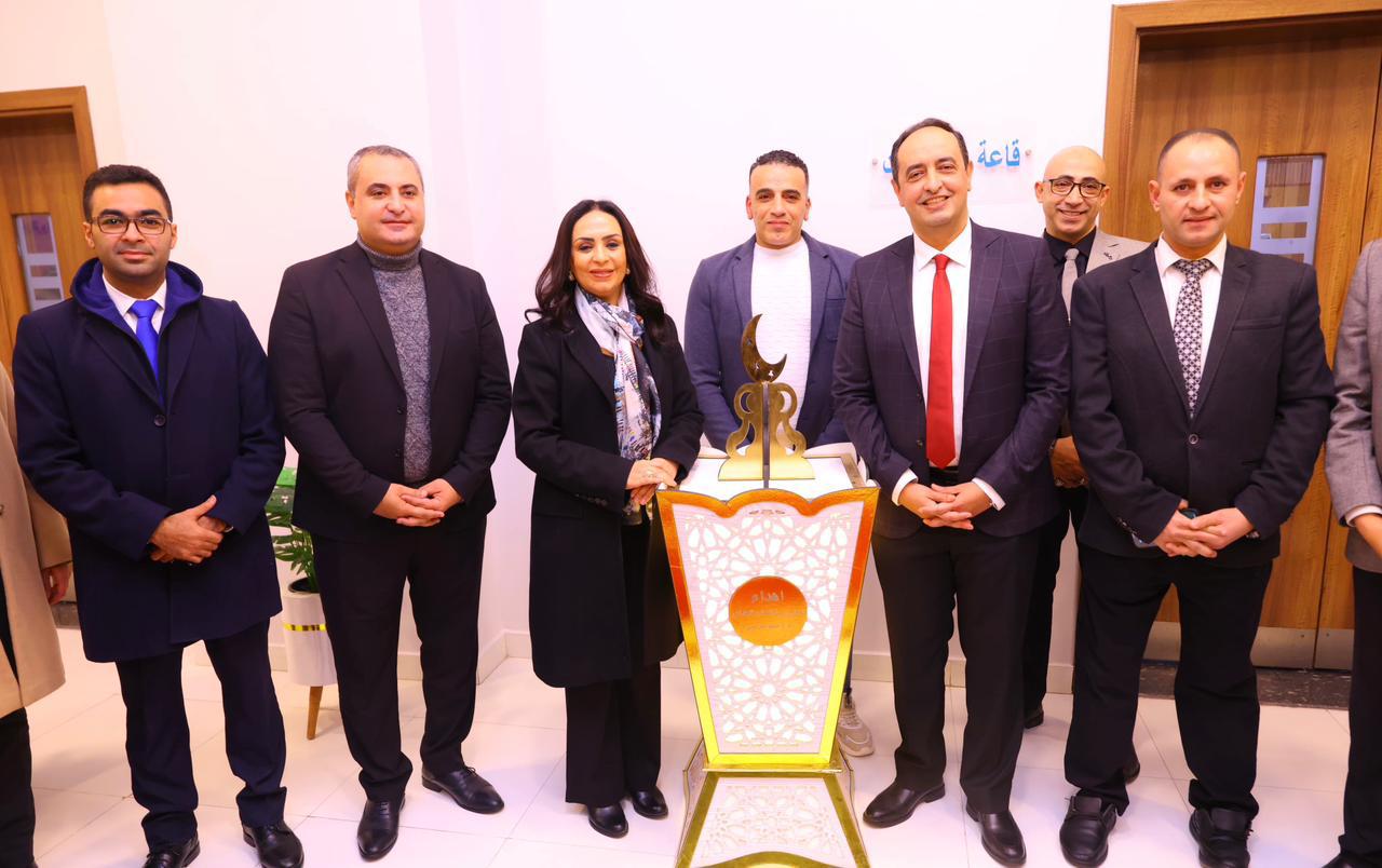 المتعافون من الإدمان يهدون الدكتورة مايا مرسى وزيرة التضامن فانوس رمضان