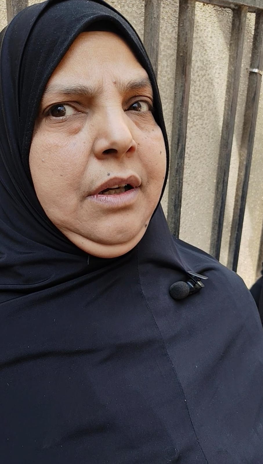 والدة المجنى عليها من أمام المحكمة