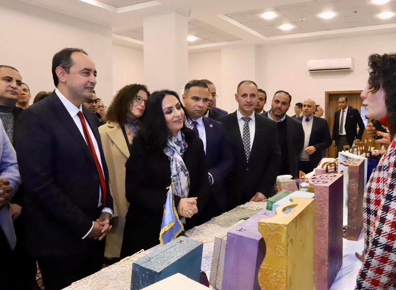 خلال تفقد معرض منتجات المتعافيات من الإدمان