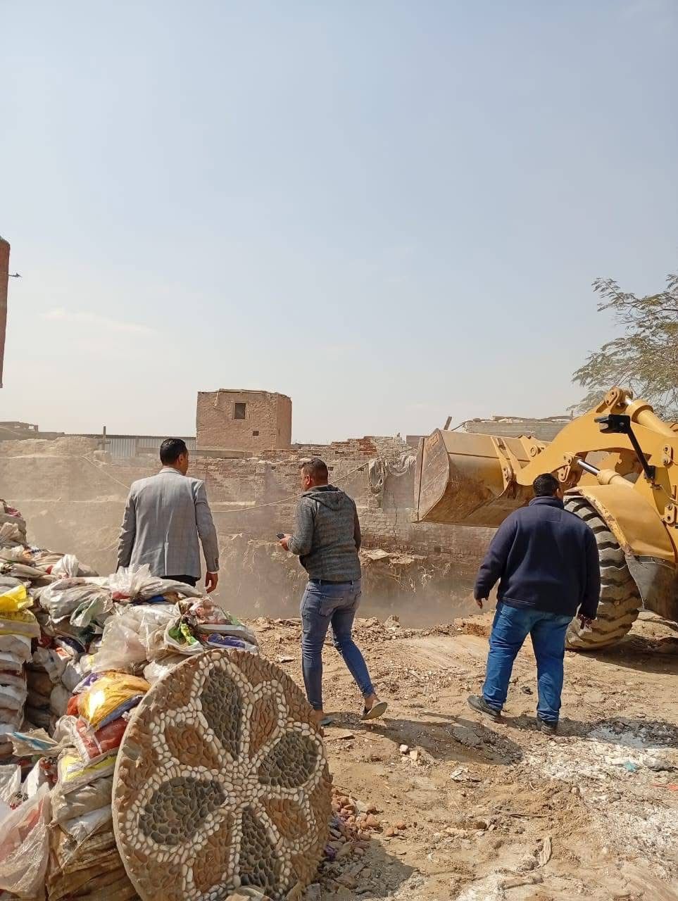 حملات لإزالة مخالفات البناء بحي البساتين (3)